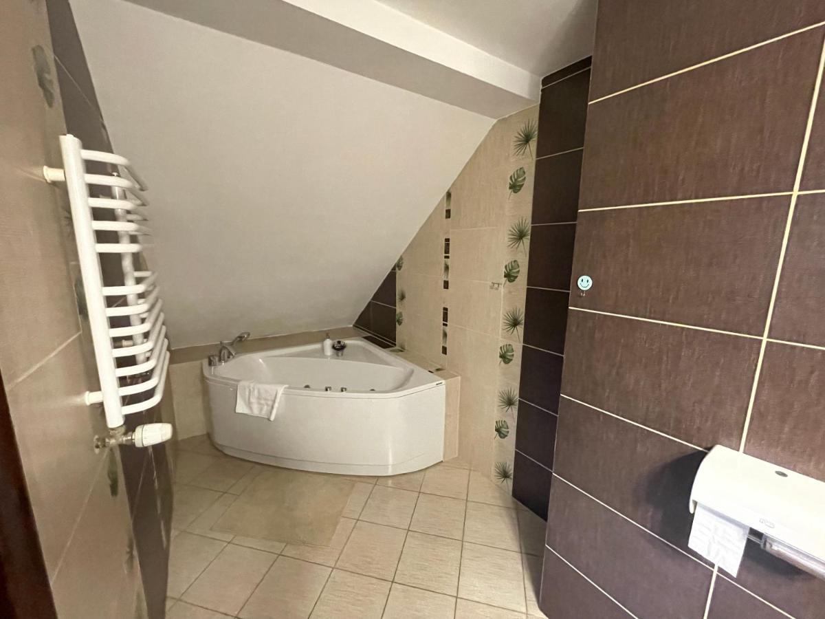 Hotel Tyrol I Restauracja Zycie Gruzji Osielsko Luaran gambar